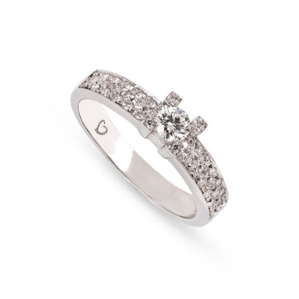 Anel de Noivado ROMANTIS em Ouro Branco c/ Diamantes JOANR002100B